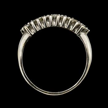 RING, 18k vitguld med 31 briljantslipade diamanter, 1900-tal. Vikt 5 g.