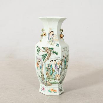 Floor vase China 20th century porcelain.
