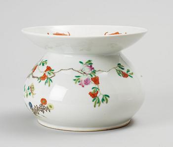 SPOTTKOPP. porslin. Kina. 1900-tal.