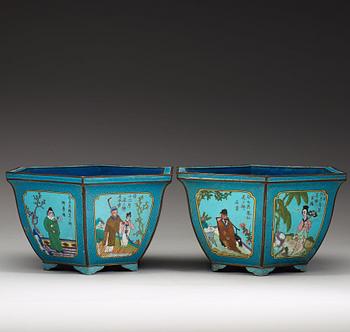 A pair of Chinese cloisonné flower pots, 1900-tal.