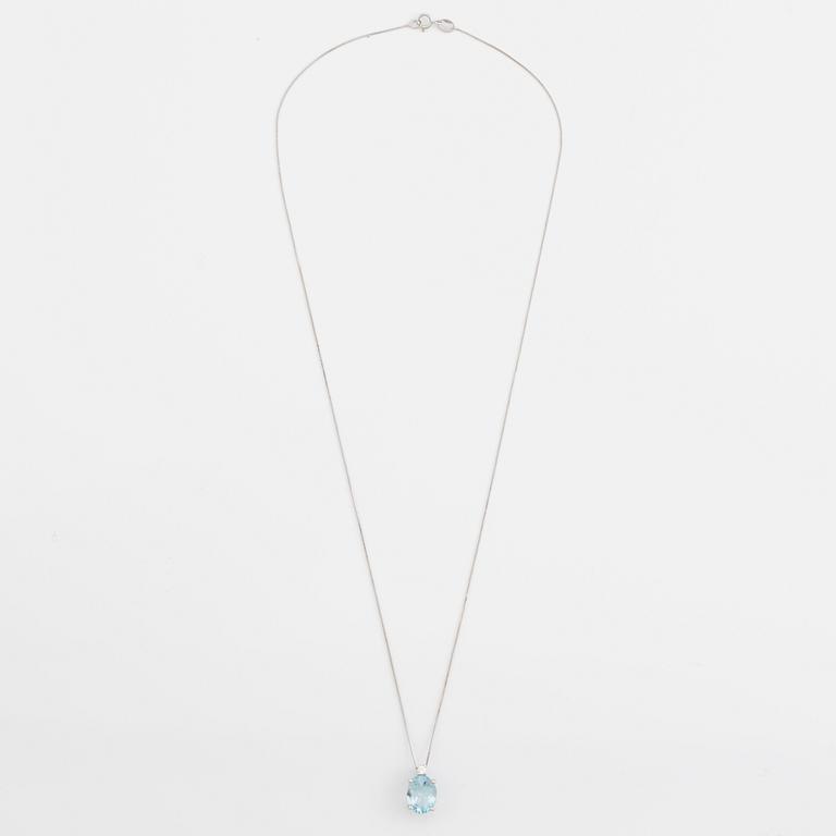 Collier, med fasettslipad oval akvamarin  och briljantslipad diamant.