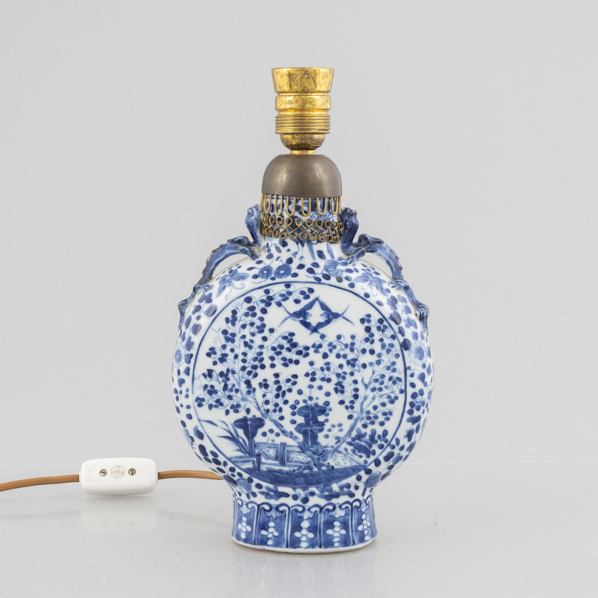 A blue and white porcelain moon flask altered into a table lamp, China, Qing dynasty, 19th century.
