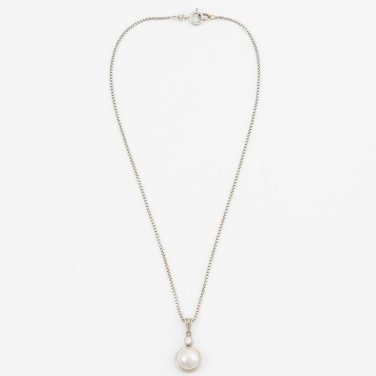 Pendant with chain in 18K gold set with a cultured mabé pearl and a round brilliant-cut diamond.