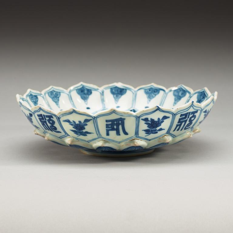 FAT, porslin. Ming dynastin med Wanlis sex karaktärers märke och period (1573-1619).