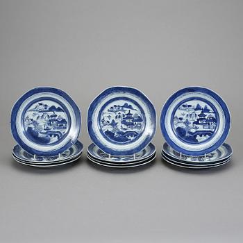 TALLRIKAR, 12 st, porslin, Kina, Jiaqing, 1796-1820.