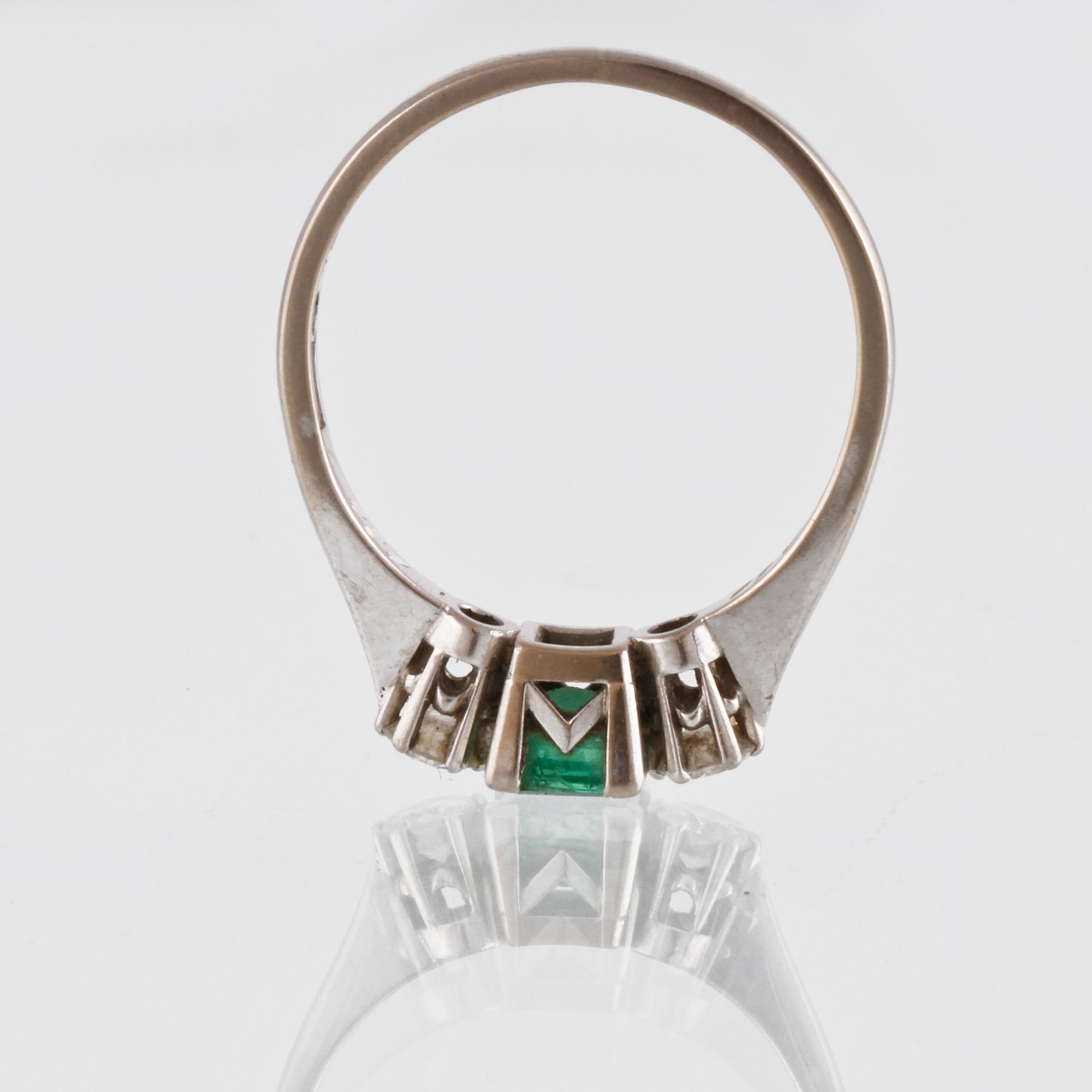 RING, 18K vitguld med 2 briljantslipade diamanter 0.30 ct samt smaragd 0.60 ct, Franz Holm, Stockholm, 1961. Vikt 3,2 g.