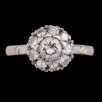 RING, 18 k vitguld, briljantslipade diamanter. Vikt ca 3,4 g.