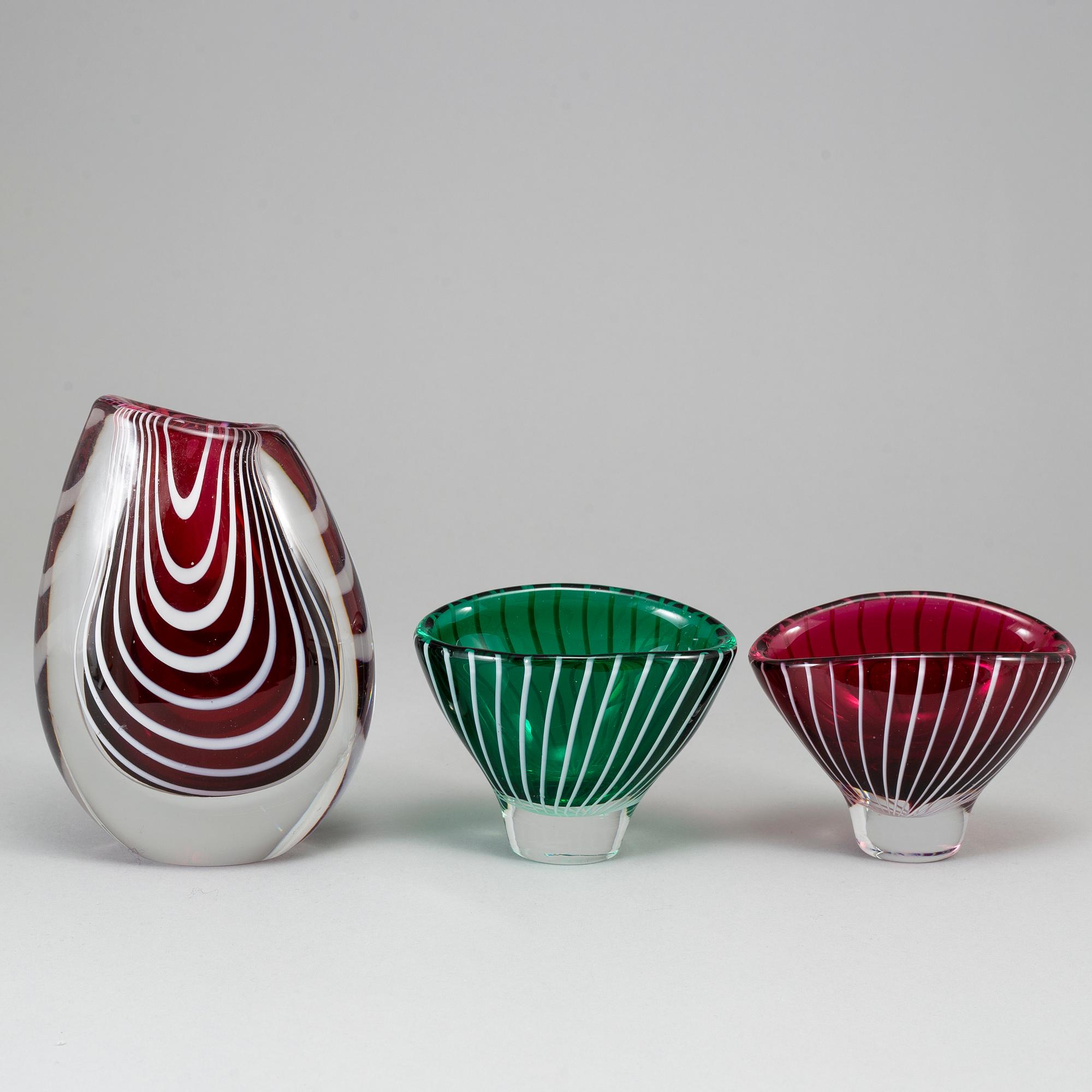 VICKE LINDSTRAND, vaser, 3 st, "Zebra", glas, Kosta, 1900-talets mitt.