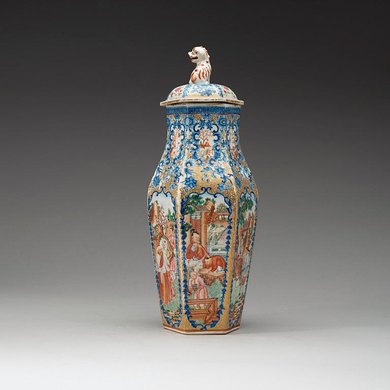 A finely painted famille rose jar with cover, Qing dynasty, Qianlong 1736-1795).