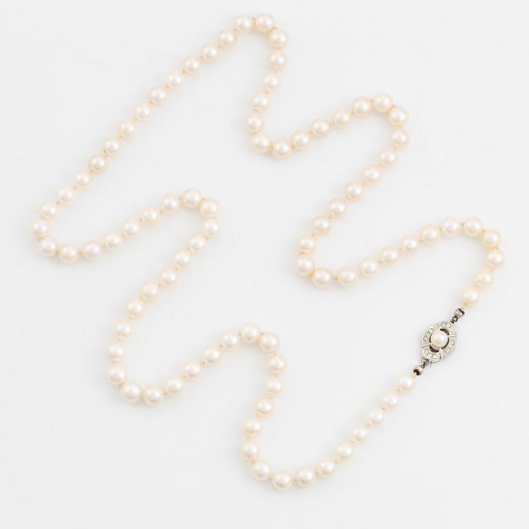 Pearl necklace, cultured pearls, silver clasp with white stones.