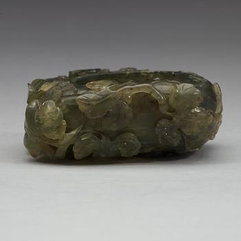 A green stone bruchwasher, Qing dynasty, circa 1900.