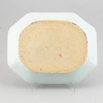 A blue and white tureen with cover and an export porcelain serving dish, Qing dynasty, Qianlong (1736-95).