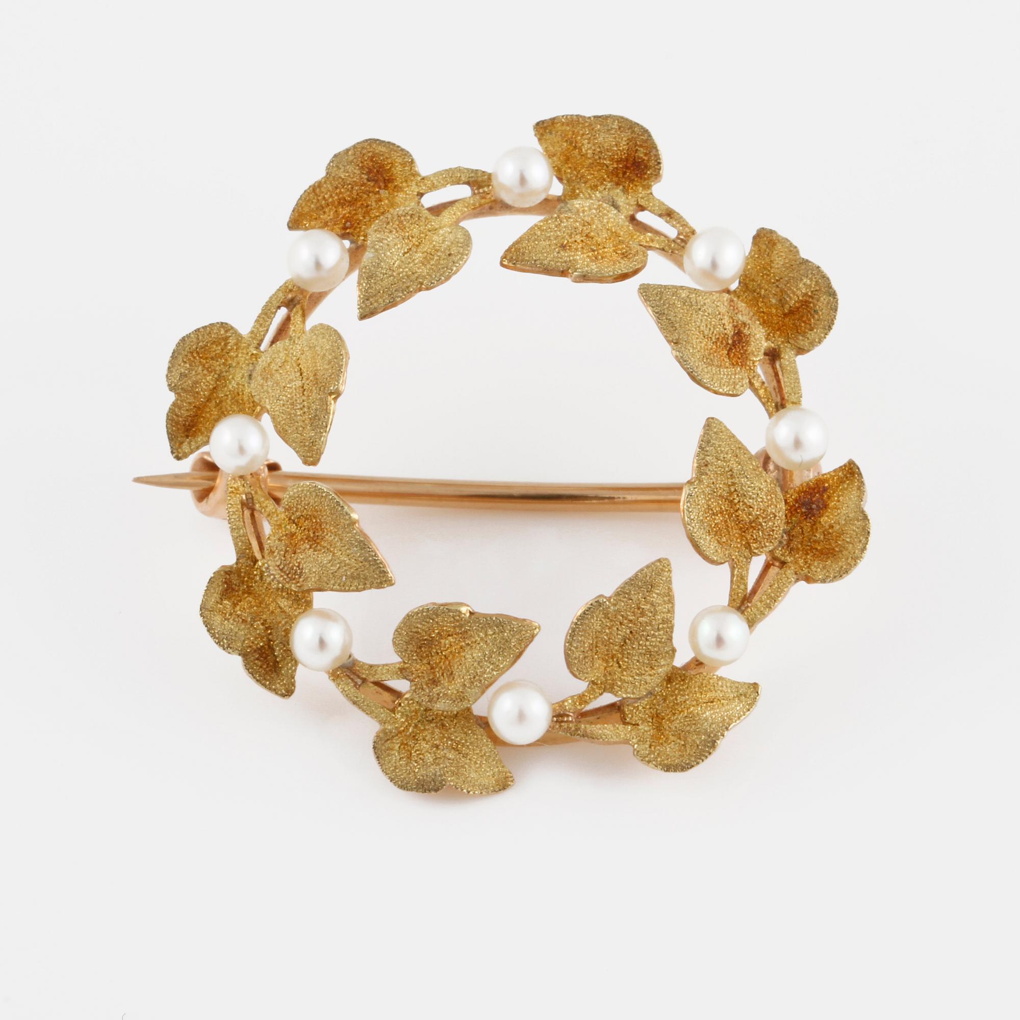 BROSCH, 14K guld med 8 odlade pärlor. Vikt 3,1 gram.