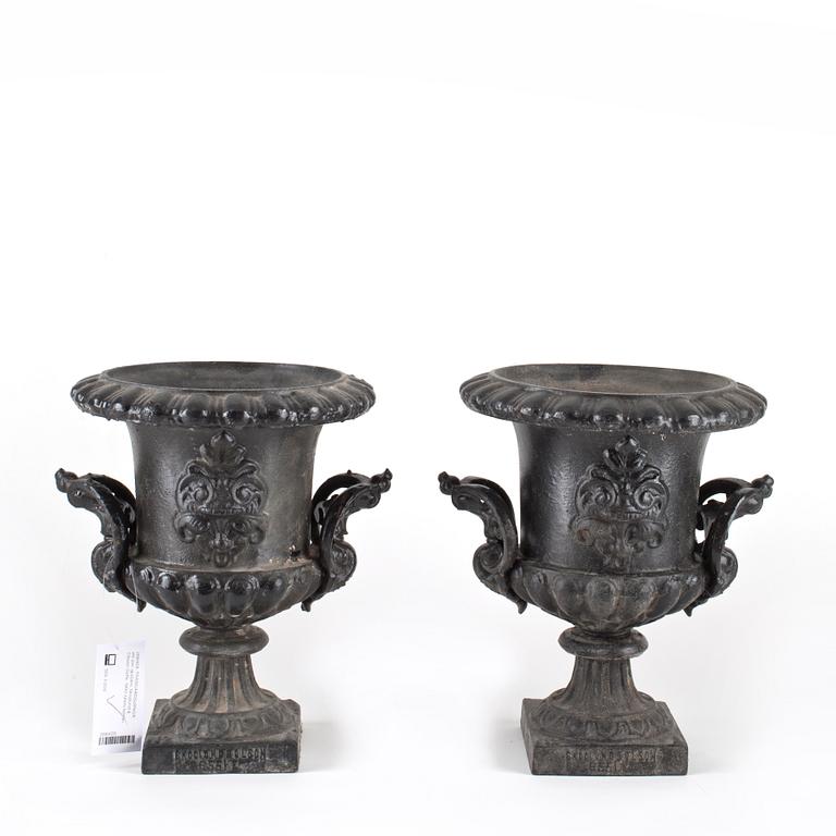 TRÄDGÅRDSURNOR, ett par, gjutjärn, Skoglund & Olsson Gefle. 1900-talets början.