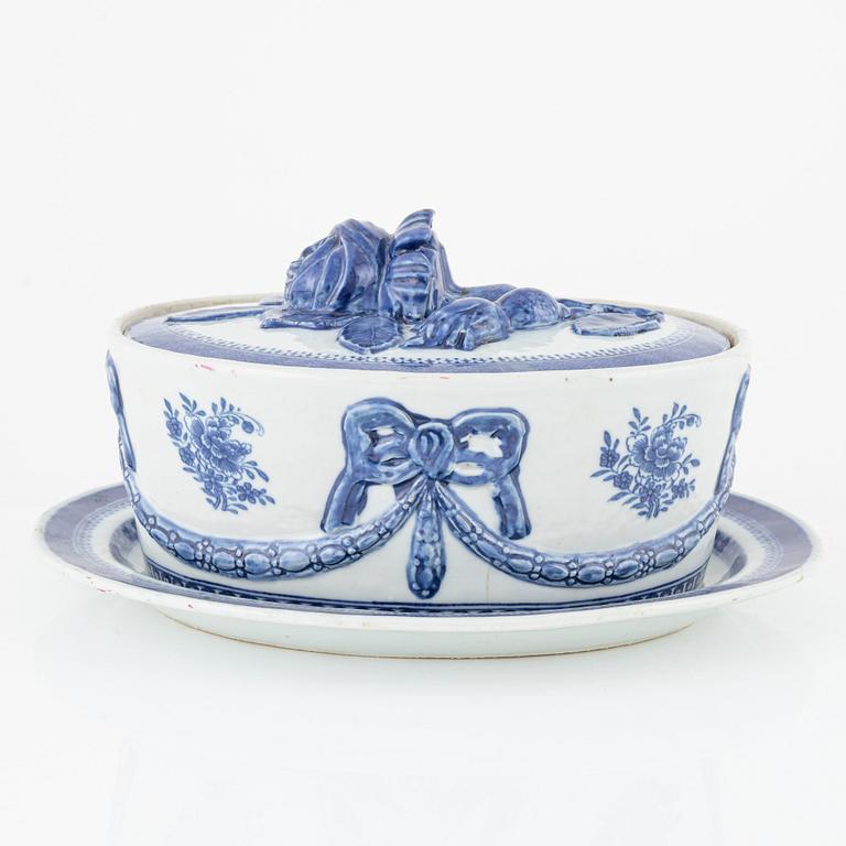 A blue and white oval tureen with cover and stand, Qing dynasty, circa 1800.