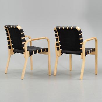 KARMSTOLAR, 2 st, modell 45, Alvar Aalto, Artek. Modellen formgiven 1947.