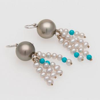 A PAIR OF EARRINGS, 18K white gold, Tahiti pearls, white pearls and turqoise. T. Tillander. Weight c. 7.6 g.