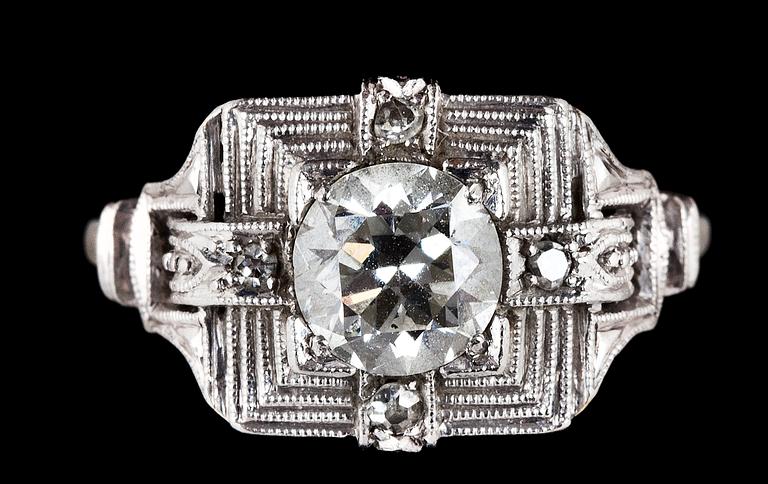 RING, gammalslipad diamant, ca 0.80 ct. samt fyra åttkantslipade diamanter, 1940-tal.
