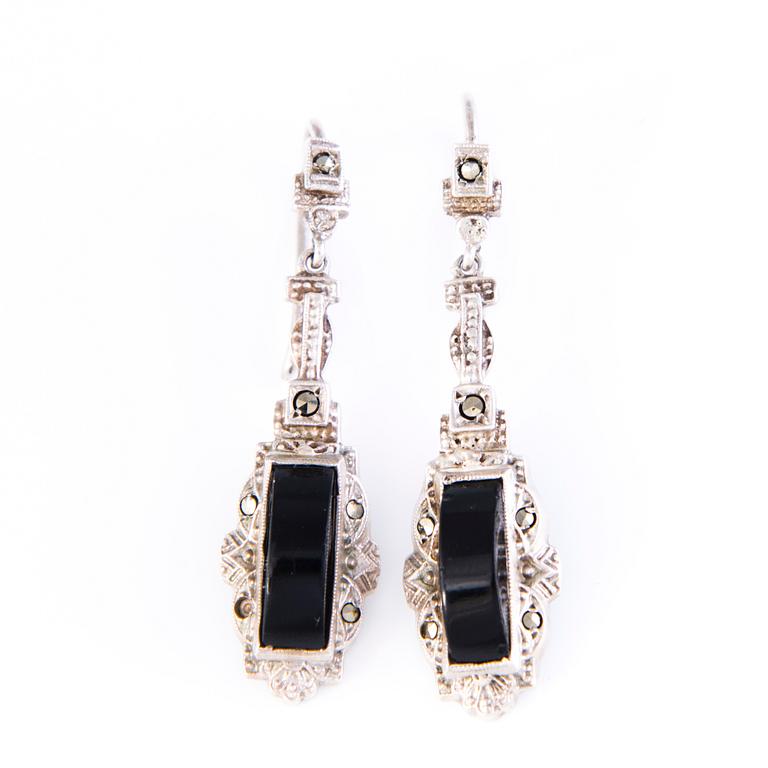 Four Art deco jewelry, ring, pendant necklace and earrings in silver.