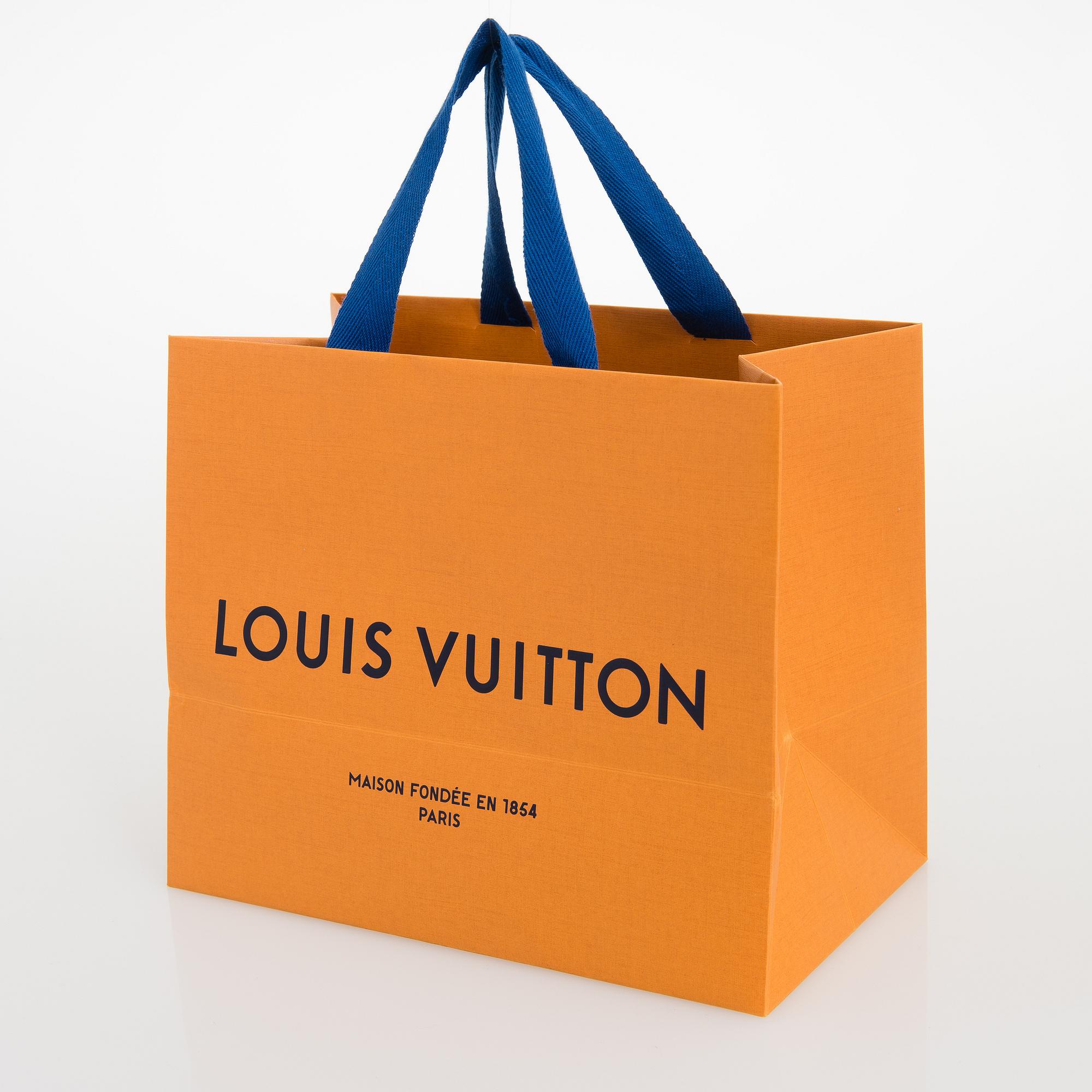Louis Vuitton, "Les Amants du pont neuf" aurinkolasit sekä Chouchou hiuspampula.