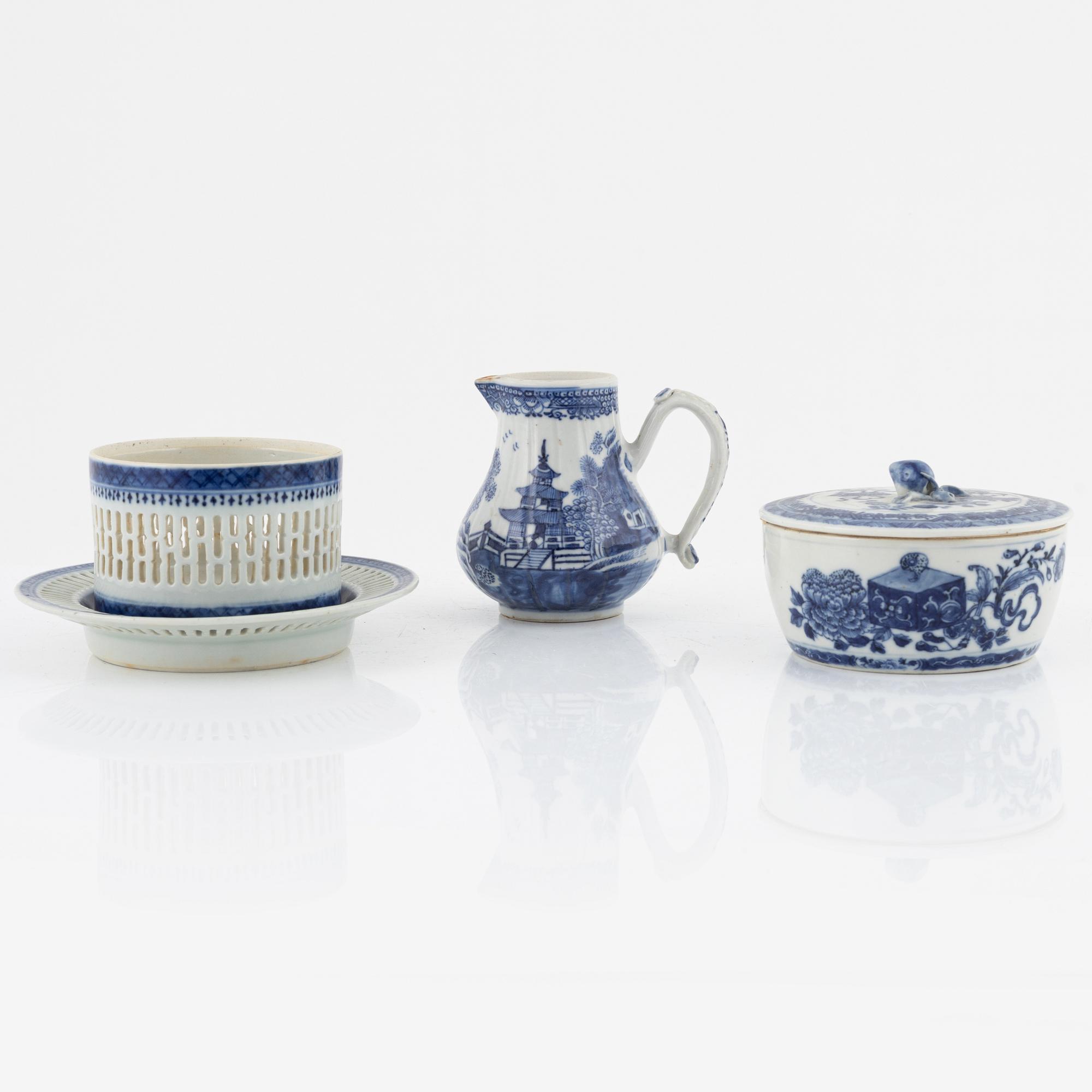 A blue and white creamer, butter dish and a bowl with stand, China, 18th/19th century.