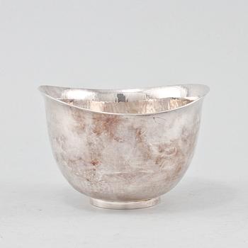 SKÅL, silver, E Löfman, MGAB, Uppsala, 1973. Vikt 360 g.