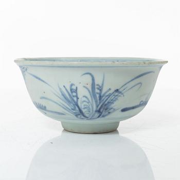 A Chinese blue and white porcelan bowl and a small vase, Ming dynasty (1368-1644).