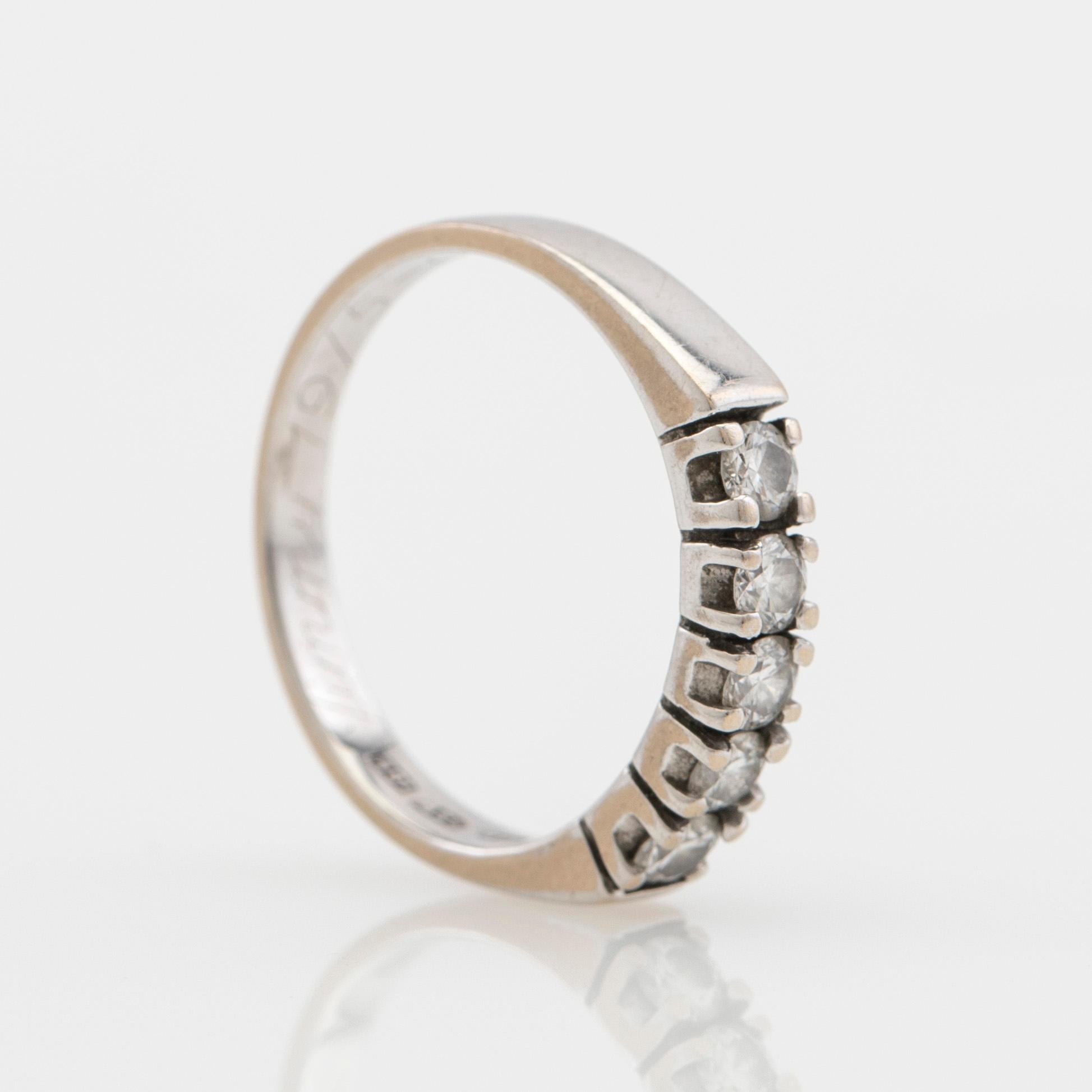 Ring, 18K white gold with brilliant-cut diamonds.