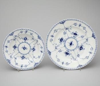 SERVISDELAR, 27 delar, "Musselmalet", Royal Copenhagen, 1900-talets.