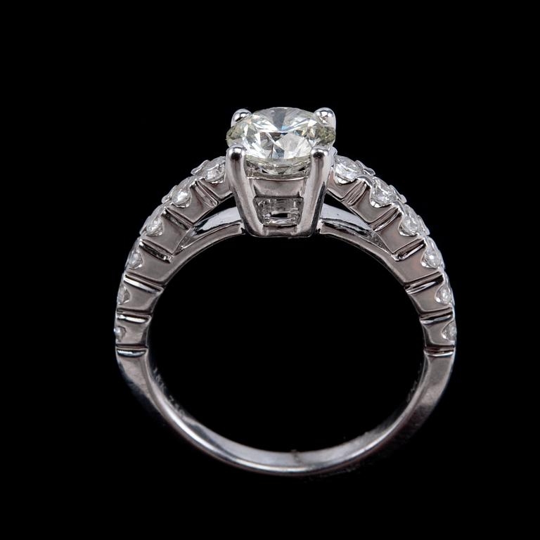 RING, briljantslipade diamanter 1.05 ct. I/vs2 + 0.55 ct.  EGL certifikat.