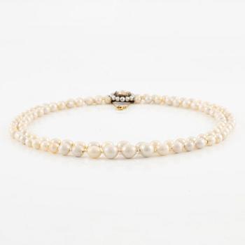 Pärlcollier två rader pärlor, sannolikt naturliga, lås med en rosenslipad diamant.
