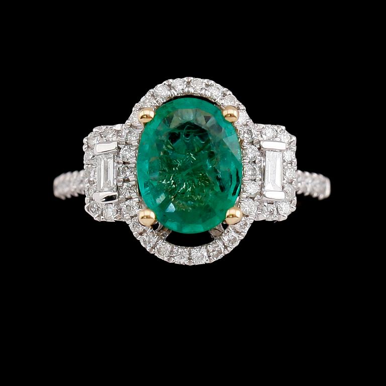 RING, 18 k guld och vitguld, briljantslipade diamanter tot 0.52 ct, smaragd 1.60 ct.