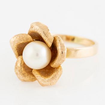 Ring 14K gold with a cultured pearl.