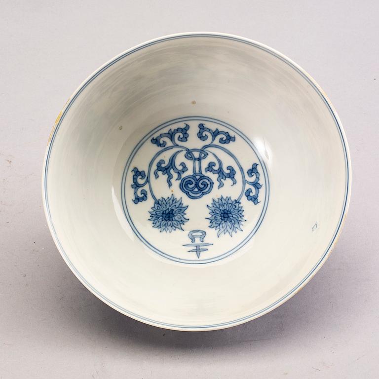 A blue and white lotus bowl, Qing dynasty, Kangxi (1662-1722).