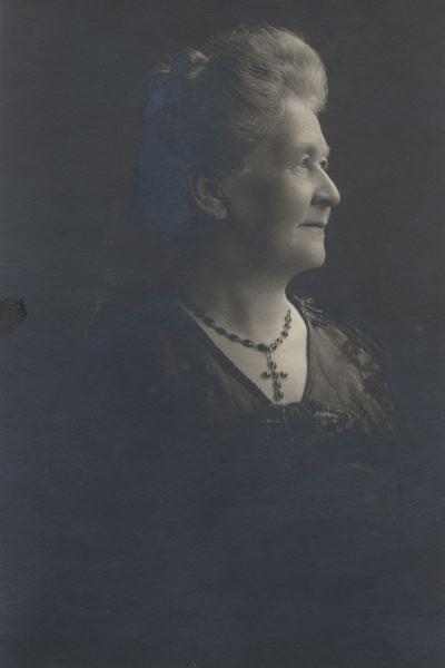 An 18K gold and carnelian thimble.