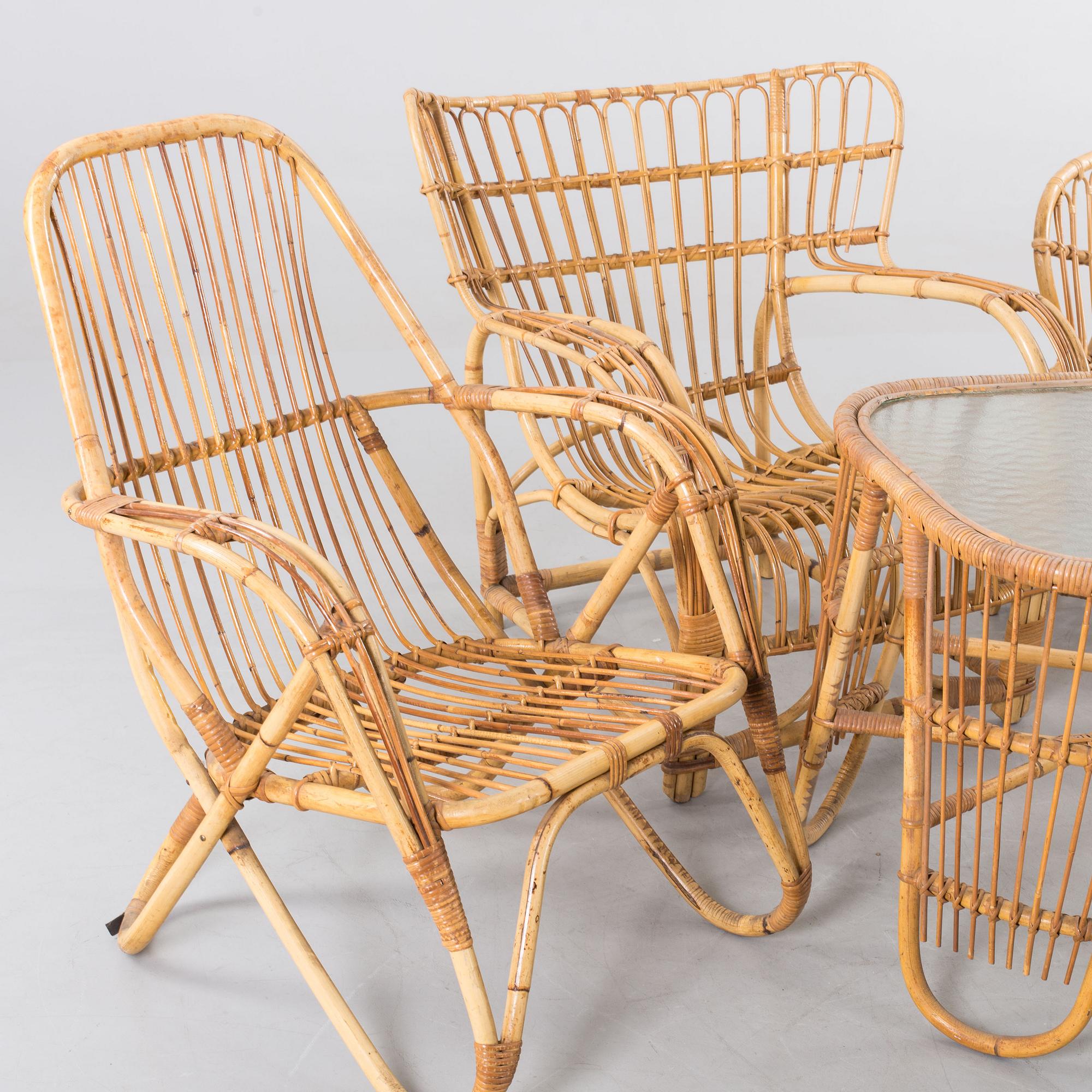 BORD samt 4 olika fåtöljer, troligen Viggo Boesen, en fåtölj okänd formgivare.