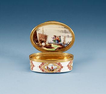 A silver gilt mounted Meissen tabatiere, ca 1730.