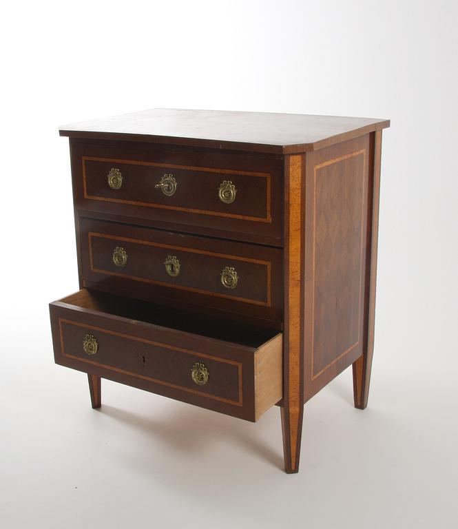 BYRÅ, gustaviansk stil.