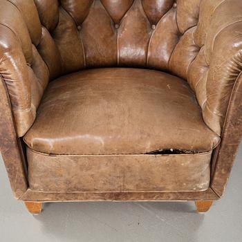 A pair of Chesterfield-armchairs from the first half of the 20th century.