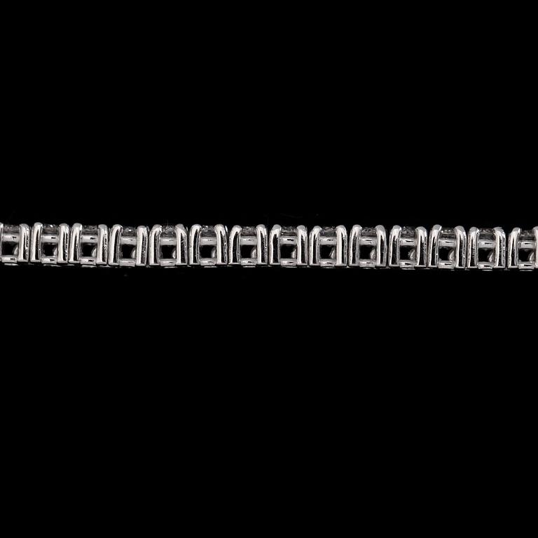ARMBAND, 18K vitguld, 82 briljantslipade diamanter tot ca 2.20 ct.