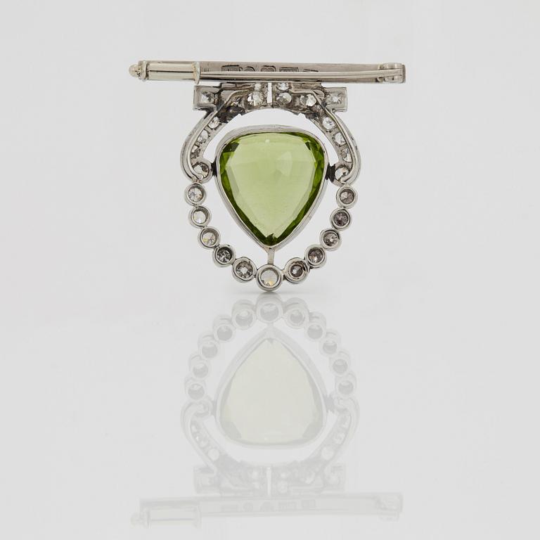 BROSCH med en droppformad fasettslipad peridot samt gammalslipade diamanter.