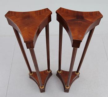 PIEDESTALER, 1 par, Karl Johanstil, omkring år 1900.