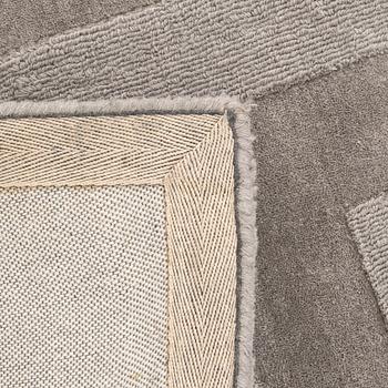 A carpet Layred approx 402x303 cm.