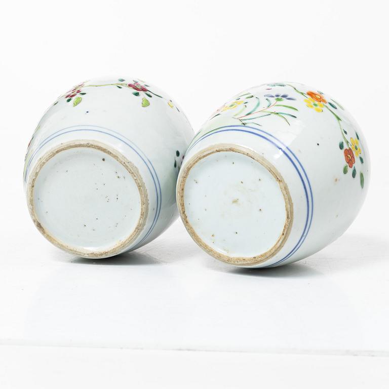 Bojaner/tedosor, två stycken, porslin. Qingdynastin, Qianlong (1736-95).
