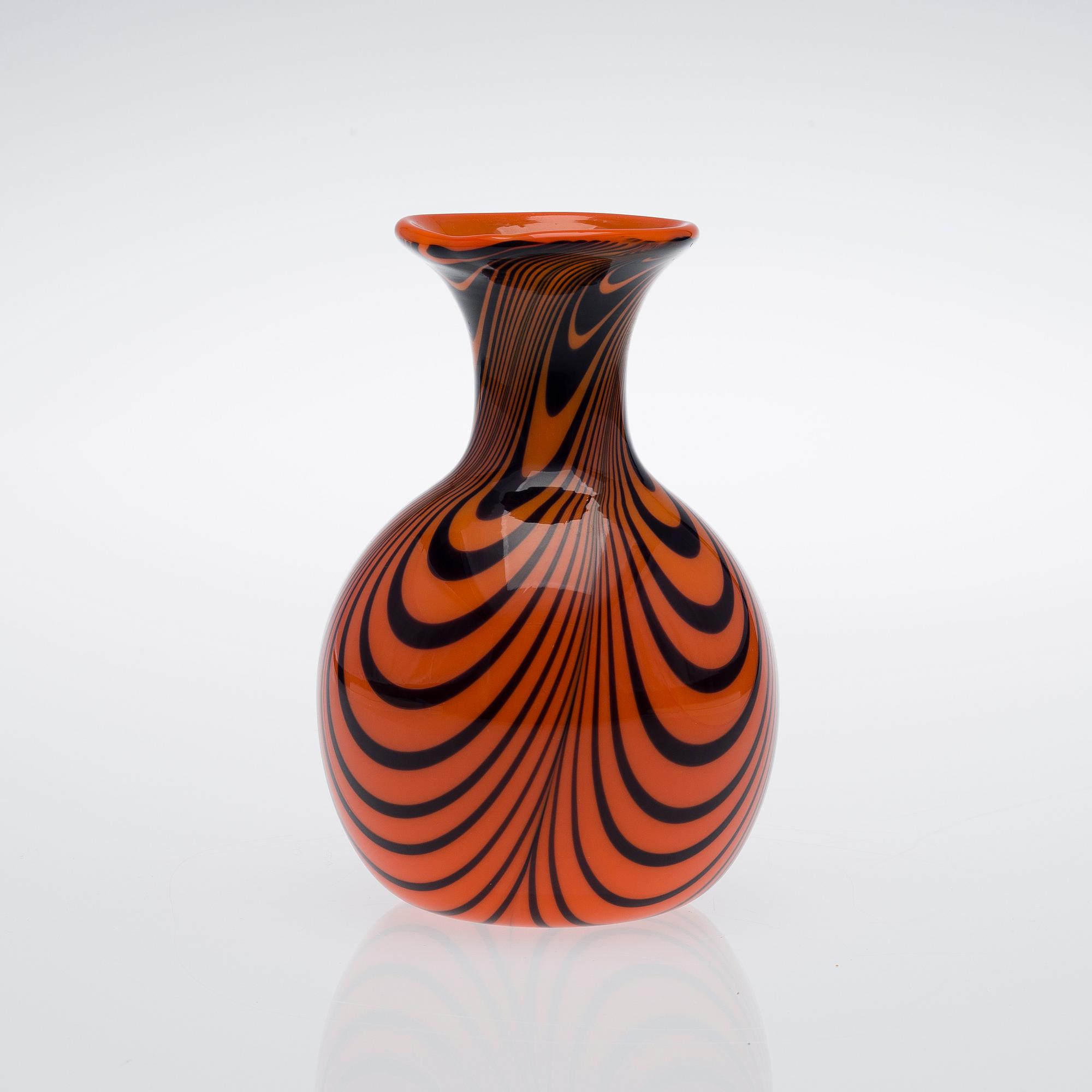 HEIKKI ORVOLA, A VASE, glass, signed H. Orvola Nuutajärvi.