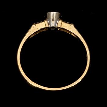 RING, guld 18K, 3 briljantslipade diamanter tot. 0,15, finska stämplar 1995. Vikt 3,3 g.