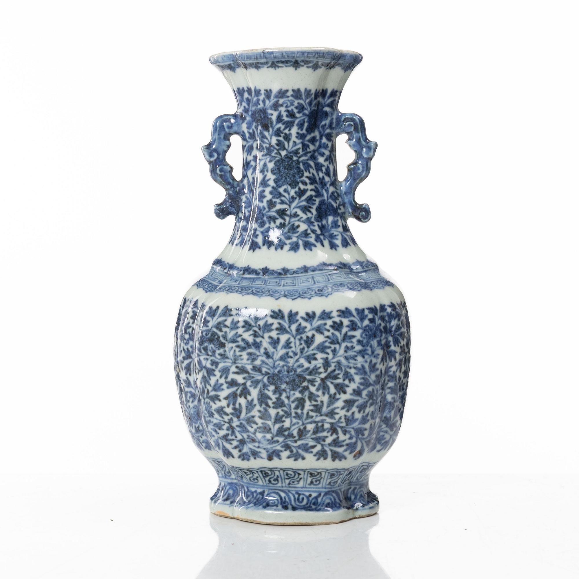 A Chinese blue and white porcelain vase, Qing dynasty, 18th century.