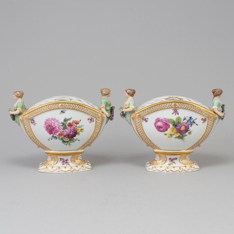 BLOMSTERVASER, ett par, porslin, Royal Copenhagen, 1900-talets första hälft.