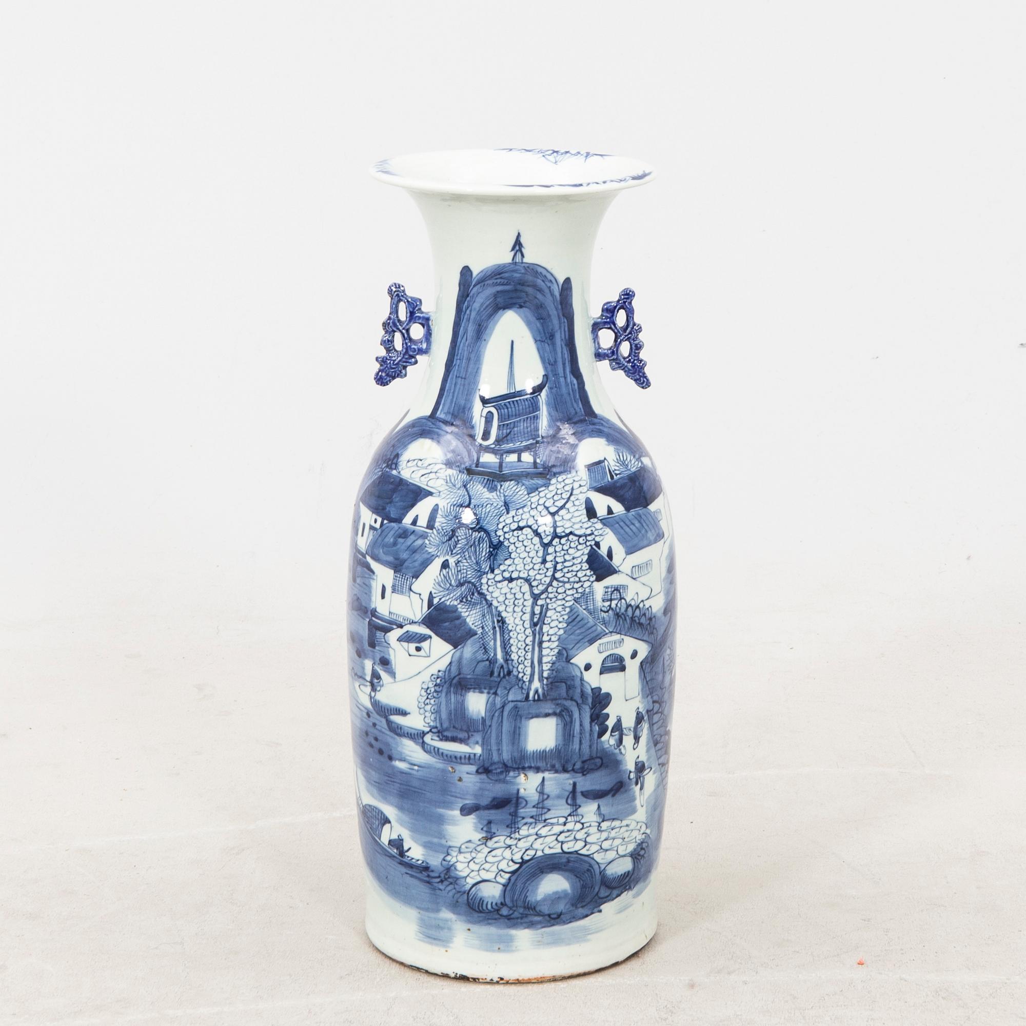 An early 1900s Chinese porcelain vase.