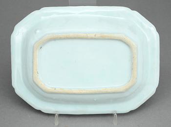 SMÖRTERRIN MED FAT, porslin, Kina, Qingdynastin, Qianlong (1736-1795).